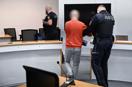 Der Angeklagte wird in Handschellen zur Urteilsverkündung in den Gerichtssaal gebracht. Foto: dpa/Bernd Weißbrod
