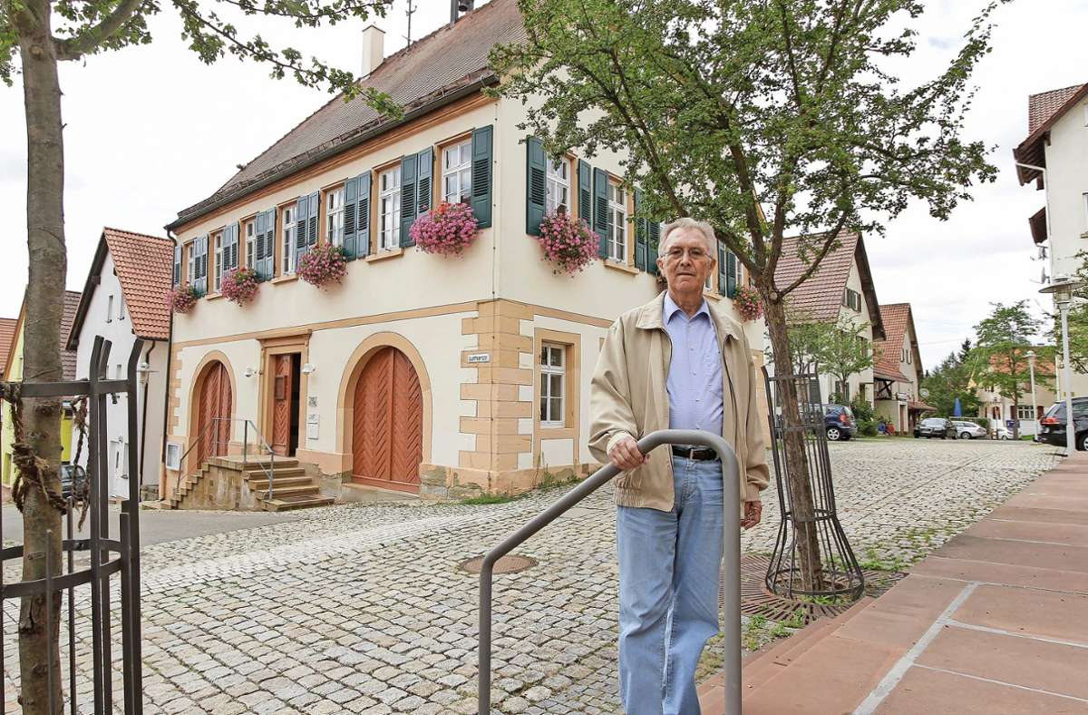 Bekenntnis zu den Teilorten: das Gültsteiner Rathaus, hier mit dem Ortsvorsteher Willi Hirth, bleibt im Dorf. Foto: /factum/Jürgen Bach