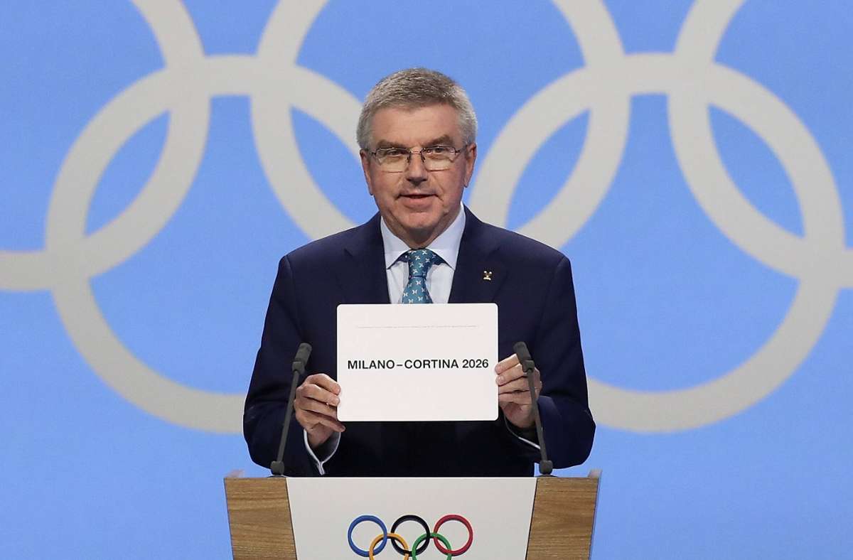 IOC-Präsident Thomas Bach präsentiert den Austragungsort 2026.