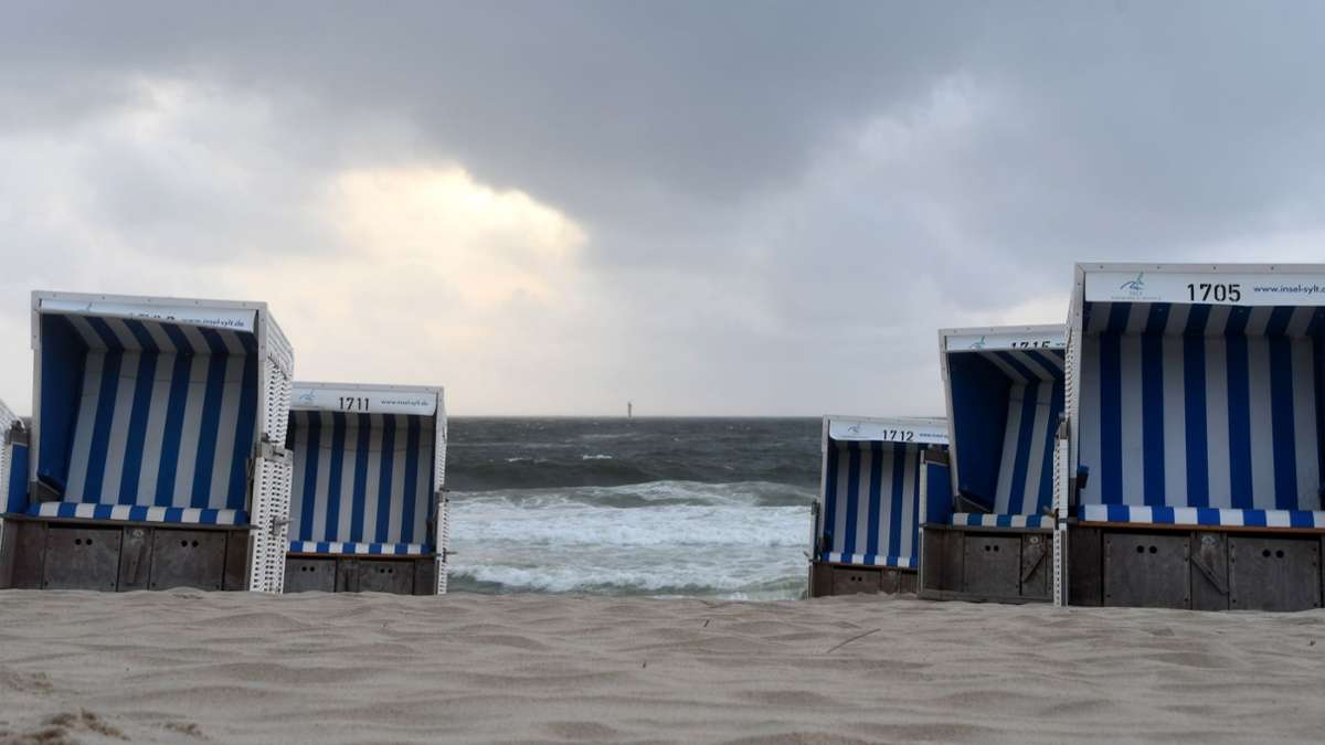 Leere Strandkörbe vor aufgepeitschter Nordsee: Am Strand vor Westerland zeigt sich die Nordseeinsel Sylt von seiner stürmischen Seite.