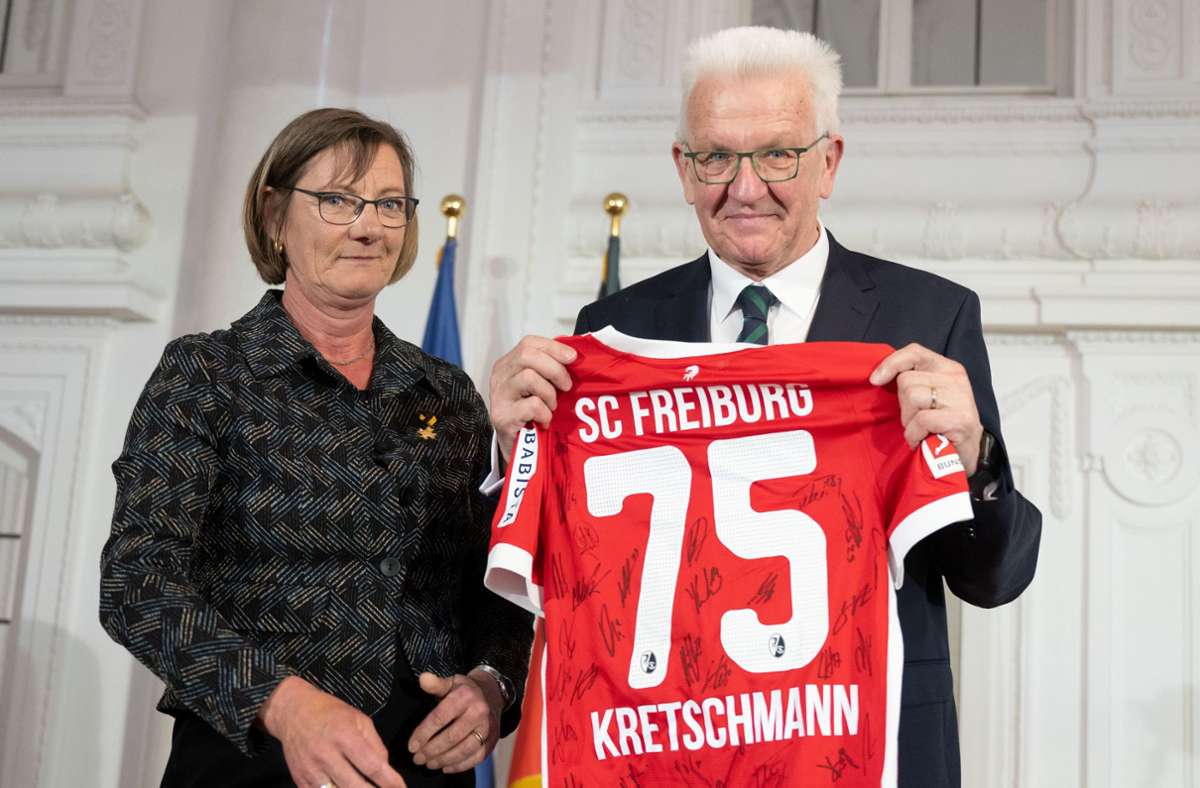 Winfried Kretschmann ist  VfB-Fan. Über das Freiburg- Trikot von Parteifreundin Edith Sitzmann freut er sich trotzdem.