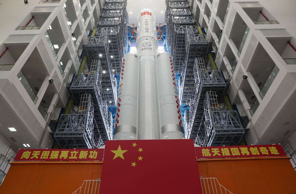 Die Kombination aus dem Kernmodul „Tianhe“ der chinesischen Raumstation und der Langer-Marsch-5B-Y2-Rakete wird zum Startbereich der Wenchang Spacecraft Launch Site in der südchinesischen Provinz Hainan transportiert.