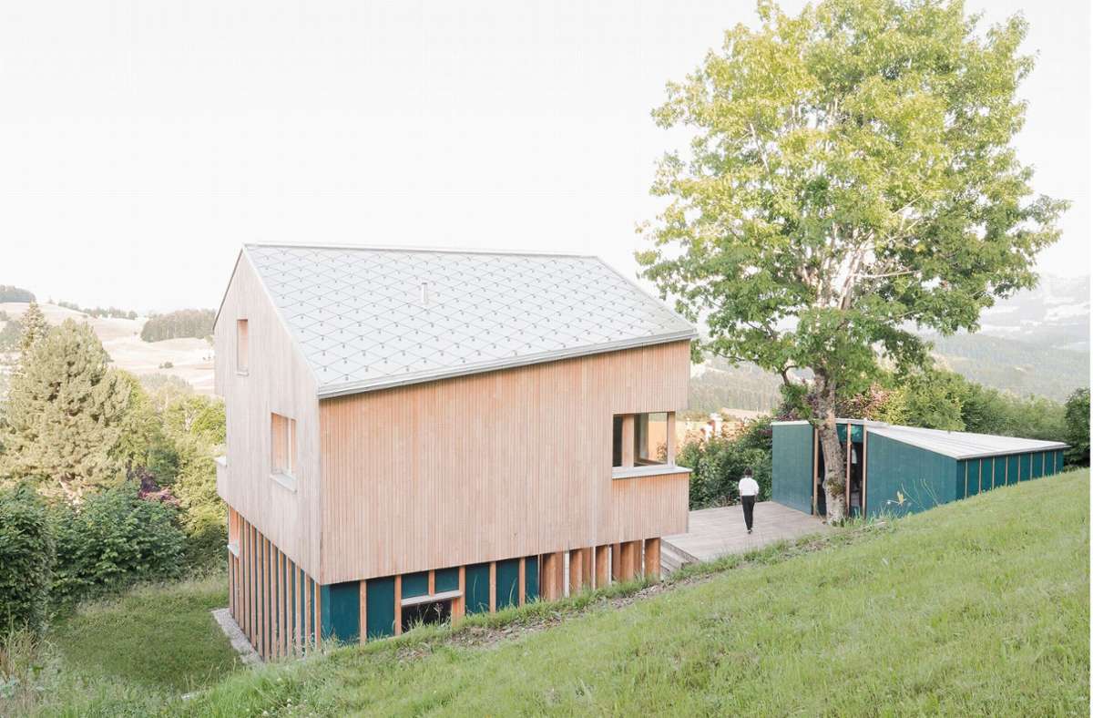Von so einem Architektenhaus im Voralpen-Idyll träumen viele Familien: das Einfamilienhaus S wurde vom Stuttgarter Büro Yonder  in Oberreute im Allgäu für Berliner Stadtflüchtlinge entworfen.