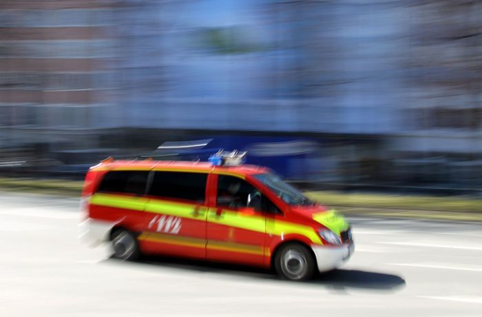 Auf Überleitung zu A81 bei Sindelfingen: Auto fängt auf der Autobahn Feuer