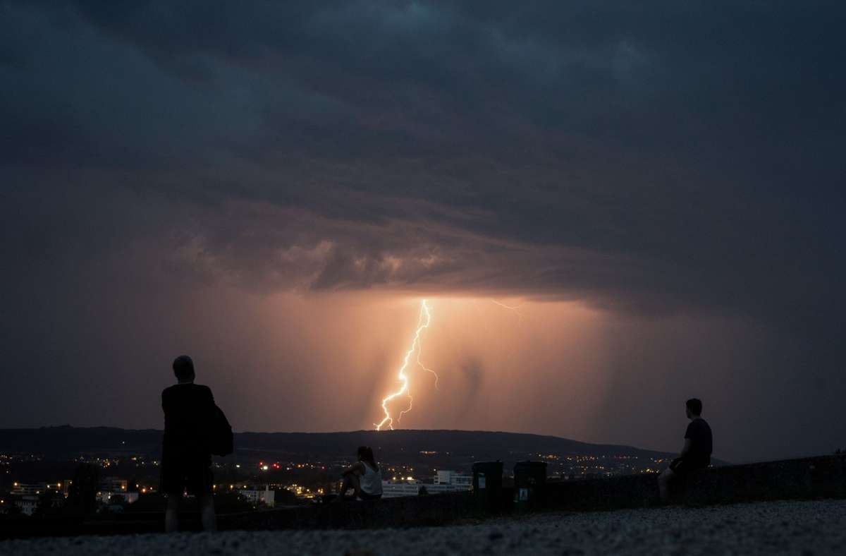 Wetter in Baden-Württemberg: Heftige Gewitter und fallende Temperaturen zum Wochenende hin