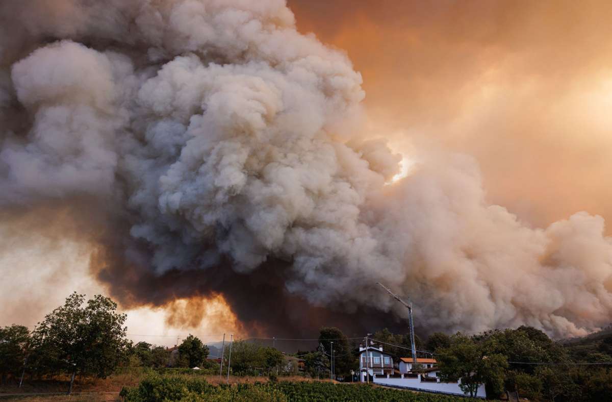 Blick, von Rupa aus gesehen, auf dichte Rauchwolken eines Waldbrandes an der Grenze zwischen Miren und Nordostitalien.