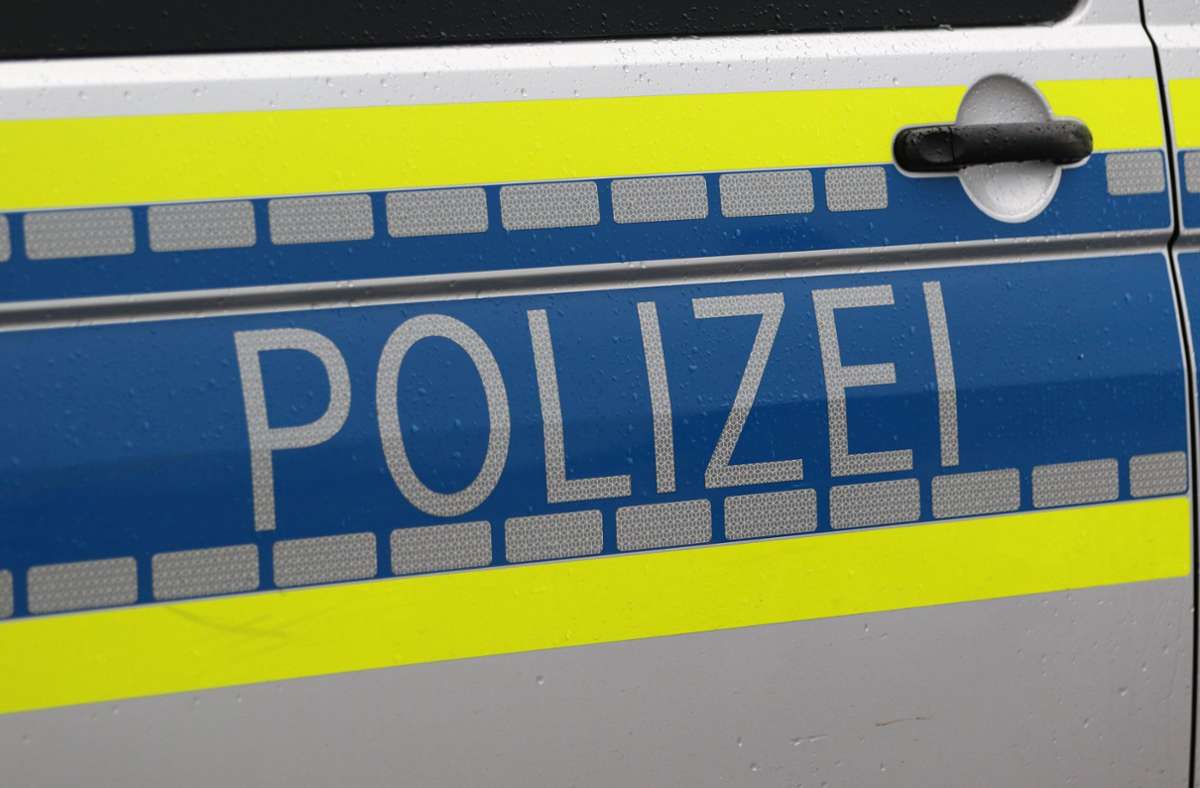 Unfall bei Aachen: Transporter gerät in Bushaltestelle - Mutter und Kind tot
