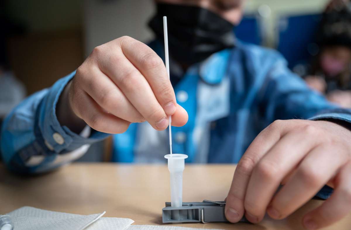 Missverstandener Aprilscherz in Pforzheim: Lehrer will ganze Klasse mit nur einem Stäbchen testen