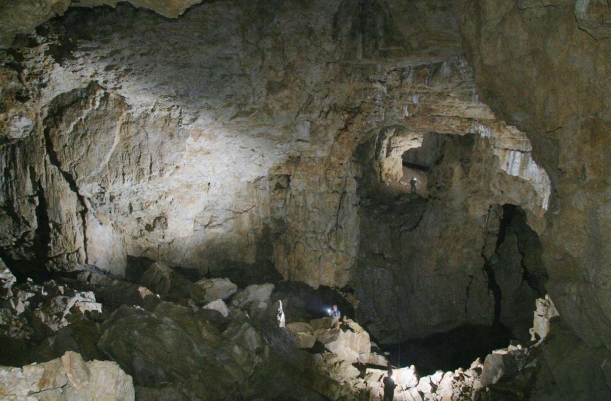 Vetterhöhle: Typ: lufterfüllte Karsthöhle / Gesamtlänge: 2746 Meter / Besonderheit: Teil des Blauhöhlensystems / Info: Die Vetterhöhle liegt in der Nähe des Blautopfs bei Blaubeuren. Die große zentrale Halle – Walhalla genannt – ist  eine 100 Meter lange, 50 Meter hohe und 70 Meter breite unterirdische Kathedrale; keine Schauhöhle.