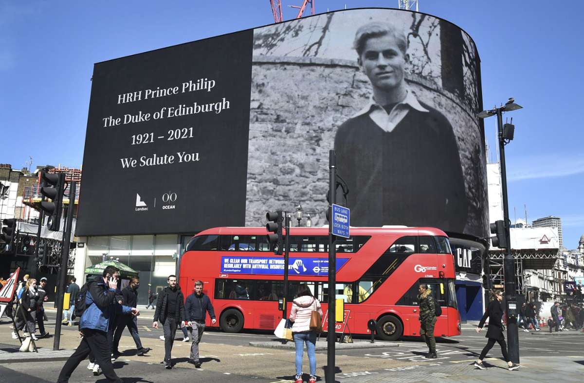 Bilder von Großbritanniens Prinz Philip werden auf einem riesigen Bildschirm am Piccadilly Circus im Herzen Londons gezeigt.