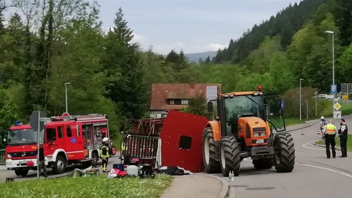 Maiwagen-Anhänger bei Freiburg umgekippt: Polizei veröffentlicht Einzelheiten zu schwerem Unfall mit 29 Verletzten