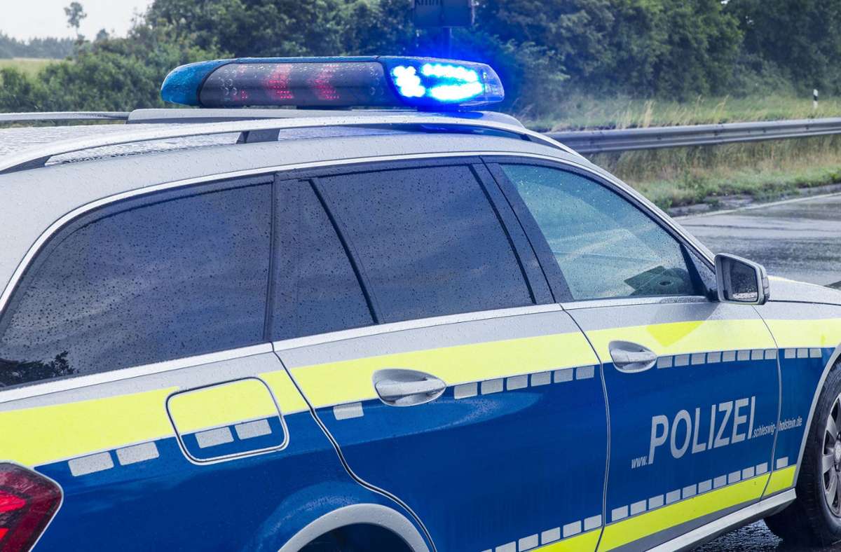 Nach Überholmanöver bei Böblingen: Unbekannter Autofahrer baut Unfall und haut ab