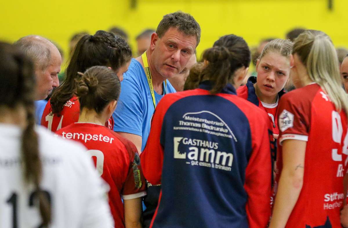 Herrenbergs  Trainer Hans Christensen bespricht sich mit seinen Spielerinnen – doch die große Wende im Spiel in Rödertal bleibt aus. Foto: Eibner//Heiko Nuehse
