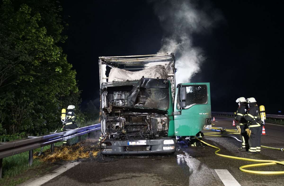 Auf der BAB 8 zwischen Sindelfingen-Ost und Stuttgart: Lkw brennt komplett aus