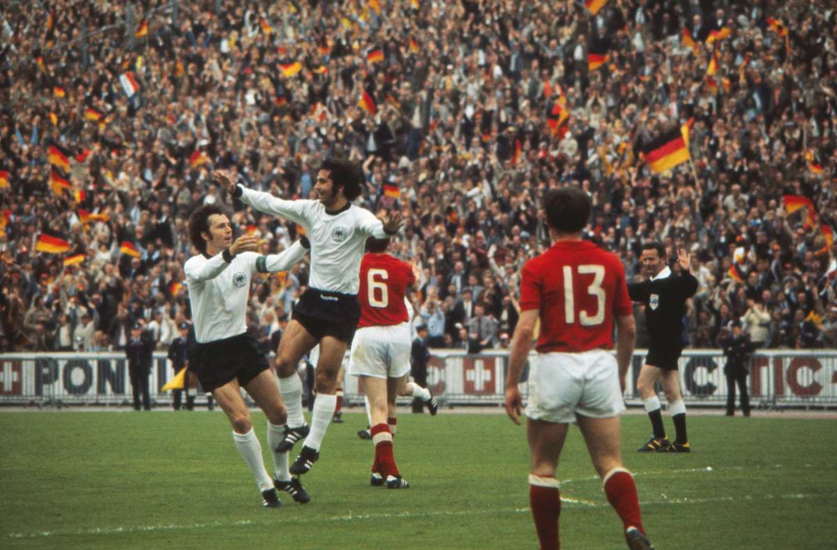 Die Weltklassespieler Franz Beckenbauer und Gerd Müller jubeln im Finale 1972 in Brüssel gegen die Sowjetunion. Die damalige Mannschaft galt als die beste Elf, die je ein DFB-Trikot trug. Foto: imago/Colorsport