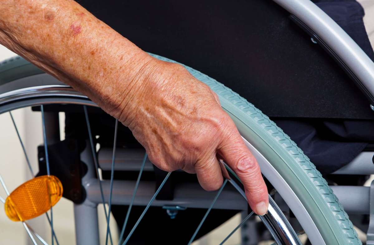 Rollstuhlfahrerin fährt einfach  davon: Fußgängerin angefahren und schwer verletzt