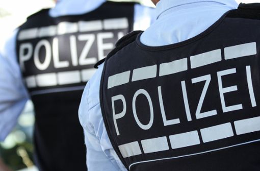 Die Polizei sucht nach einem dunklen BMW mit Leonberger Kennzeichen. Zeugen sollen sich melden. Foto: dpa/Silas Stein