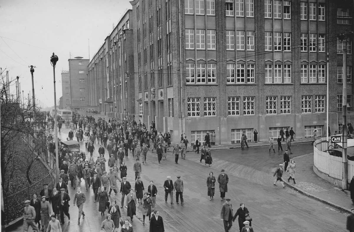 Feierabend bei Salamander: Wenn die Arbeit getan war, strömten die Mitarbeiter der Schuhfabrik in Richtung Bahnhof. Die Aufnahme wurde in den 1950er Jahren angefertigt.