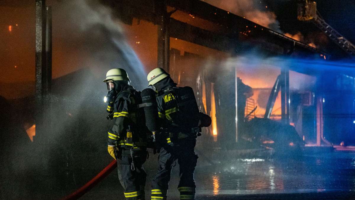 Feuer in Großbäckerei in Walldorf: Letzte Glutnester vier Tage nach Großbrand gelöscht