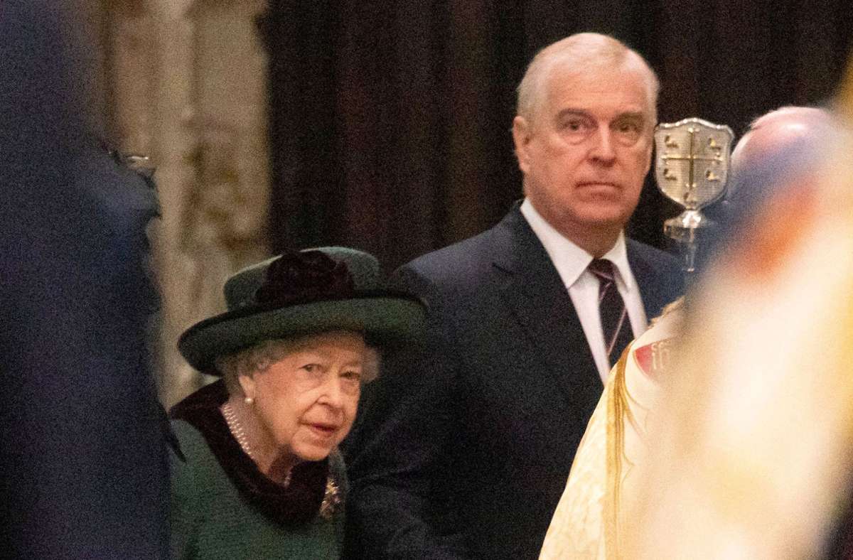 Die Queen erschien an der Seite ihres in Ungnade gefallenen Sohns Andrew zum Gedenkgottesdienst für Prinz Philip.