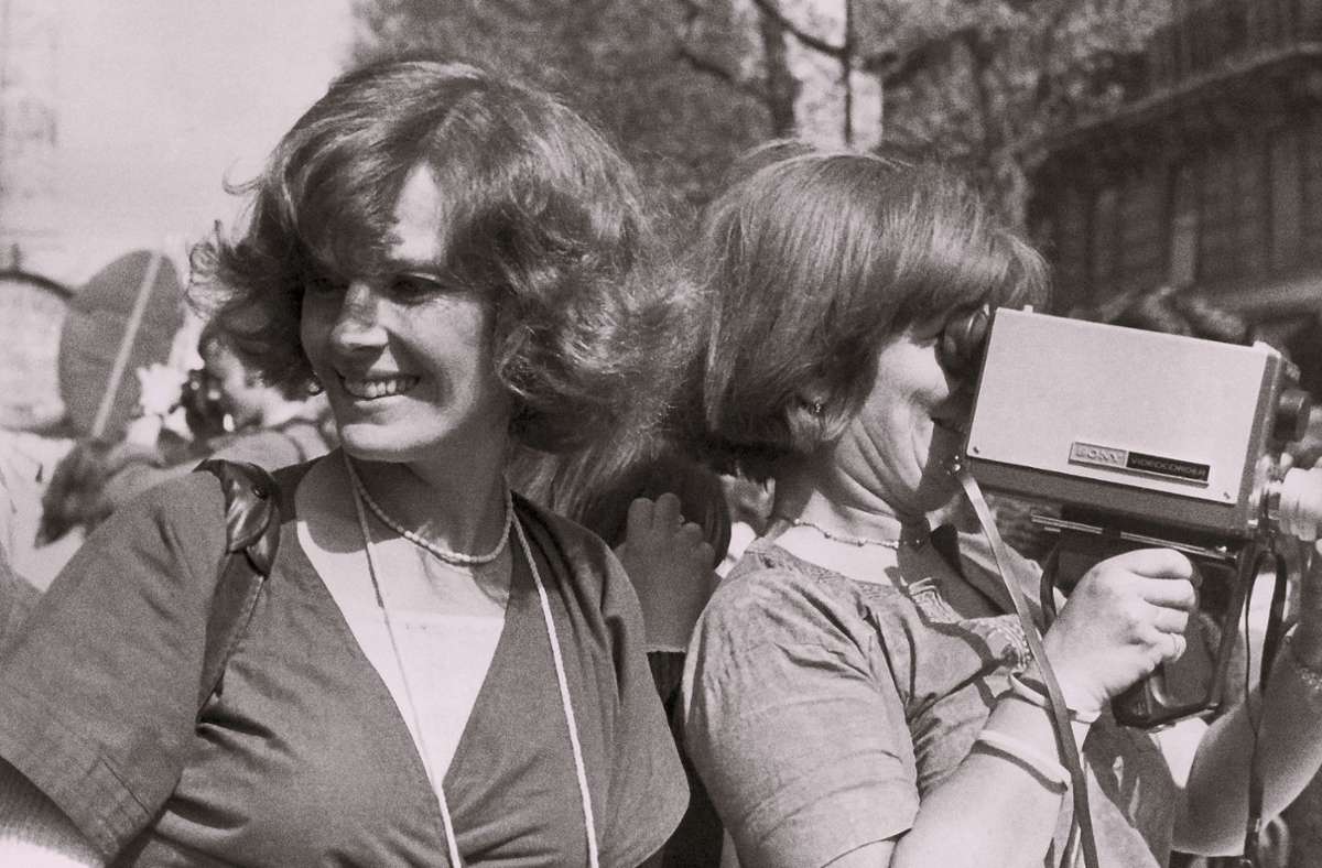 Delphine Seyrig (li.) und Ioana Wieder während einer Demonstration, 1976