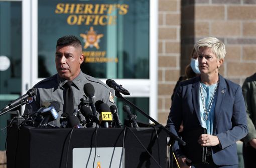 Sheriff Adan Mendoza berichtet von neuen Erkenntnissen. Foto: dpa/Andres Leighton