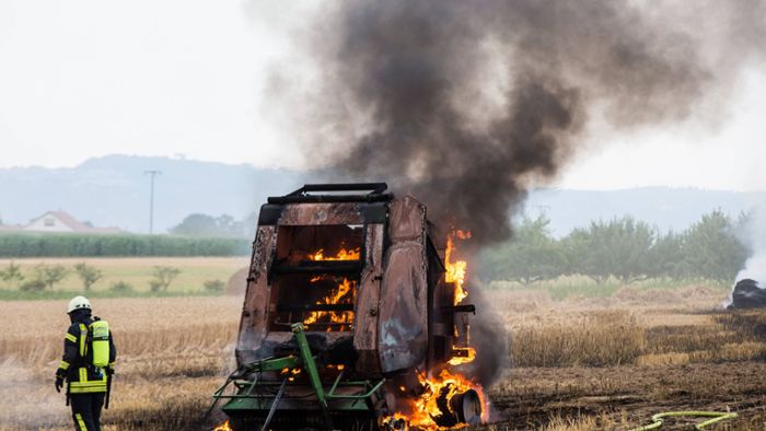 Traktor und Feld geraten in Brand