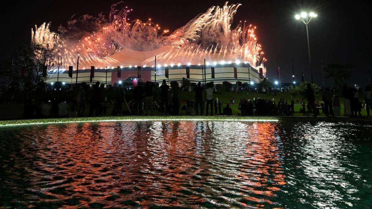 Fußball-WM in Katar: Umstrittenes Turnier mit großer Lichtshow eröffnet