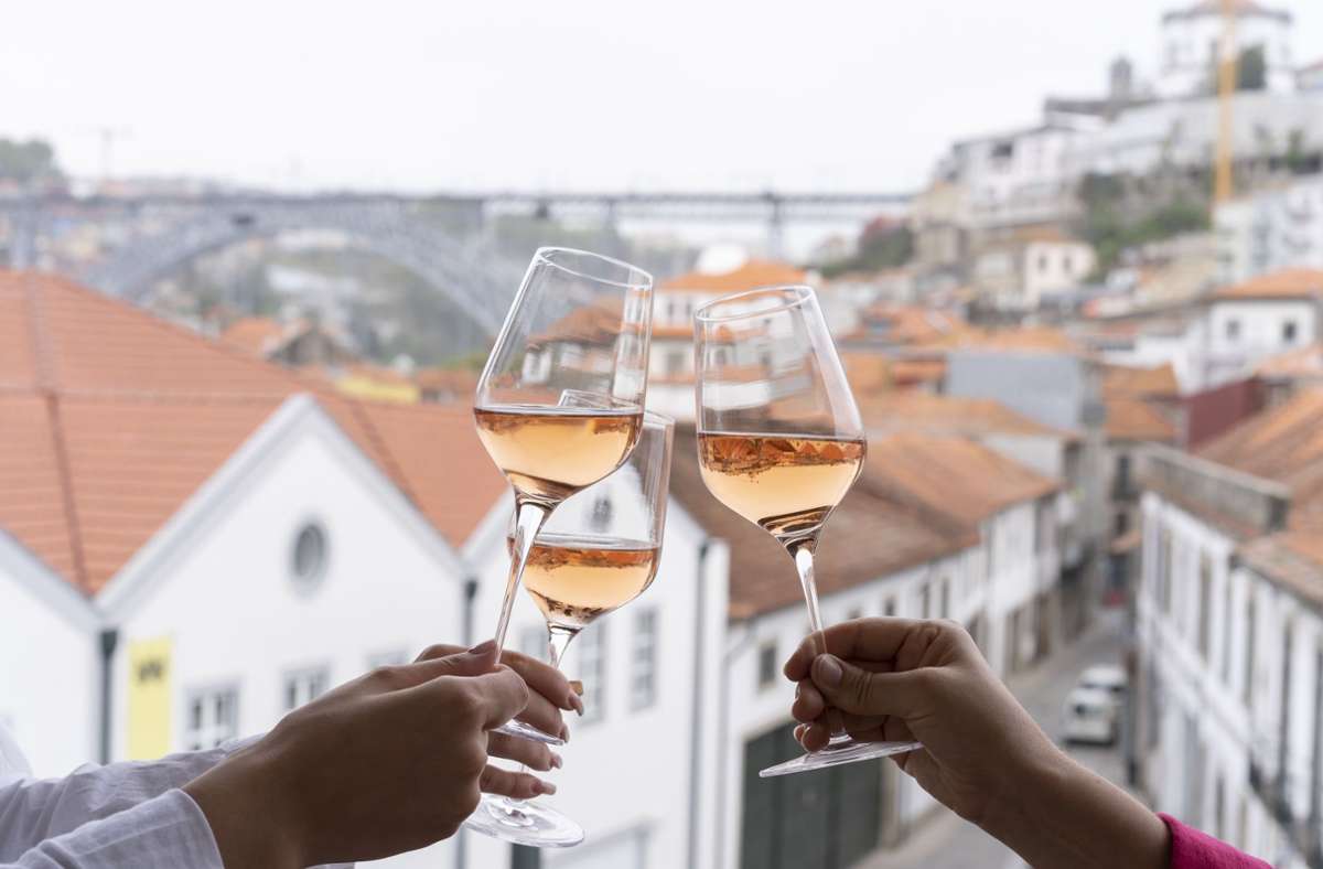 Saúde! Wein mit Aussicht in Porto.