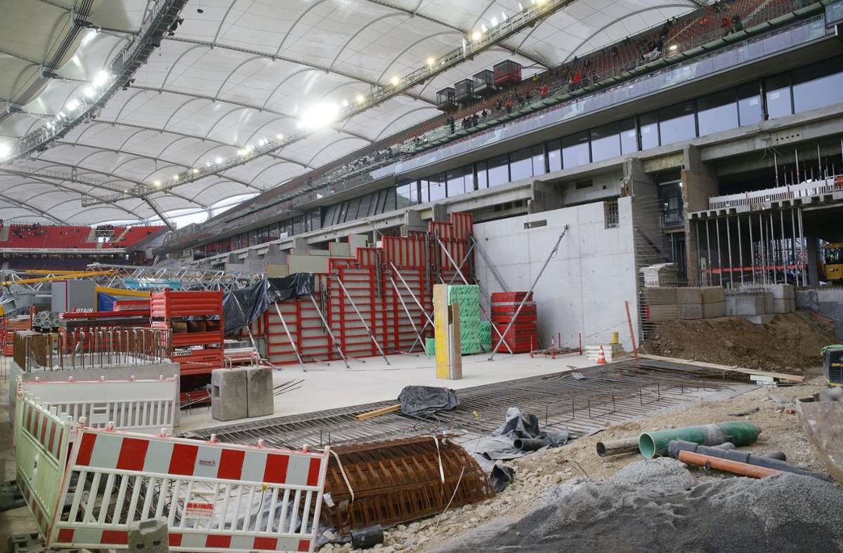 So sieht der entkernte Haupttribünenbereich in der Arena mit der neuen Bodenplatte aktuell aus. Foto: Baumann