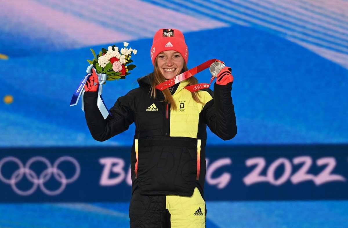 Katharina Althaus  mit ihrer Silbermedaille.
