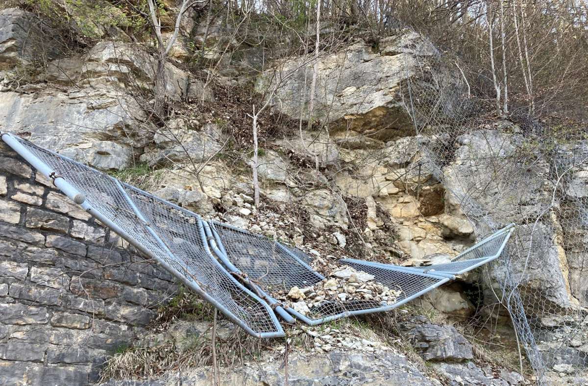 A8 Richtung Stuttgart weiter gesperrt: Kletterer bearbeiten absturzgefährdeten Felsen
