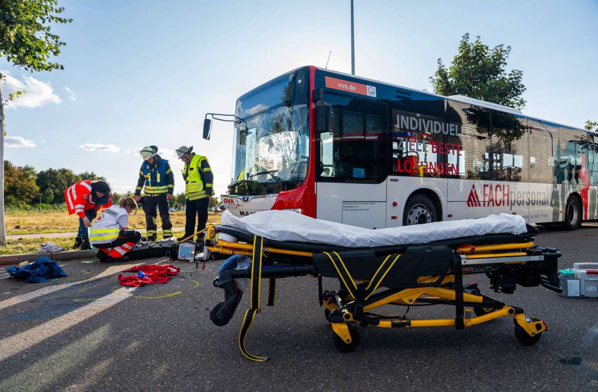 Hubschrauber über Kirchheim: Motorradfahrer stößt frontal mit Bus zusammen – mehrere Verletzte