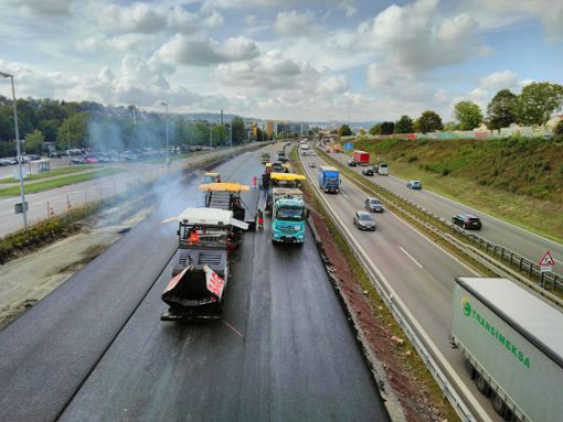 Planieren für die Umfahrung: Zurzeit entsteht die provisorische Trasse der A 81 in Richtung Stuttgart. Foto: Michael Stürm