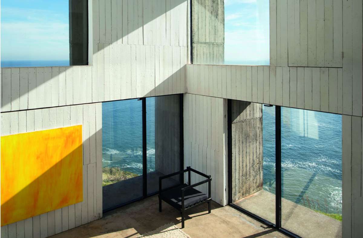Den Pazifischen Ozean immer im Blick; Casa Poli in Coliumo in Chile, entworfen von Pezo von Ellrichshausen. Ein raues Flachdachgebäude aus Beton.