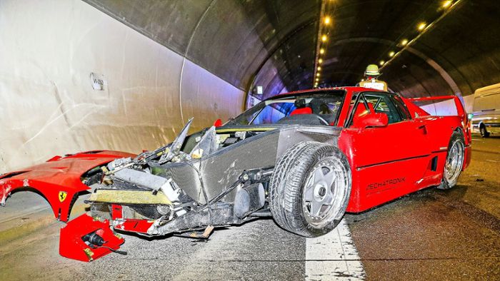 24-Jähriger  fährt  mit Ferrari gegen Tunnelwand