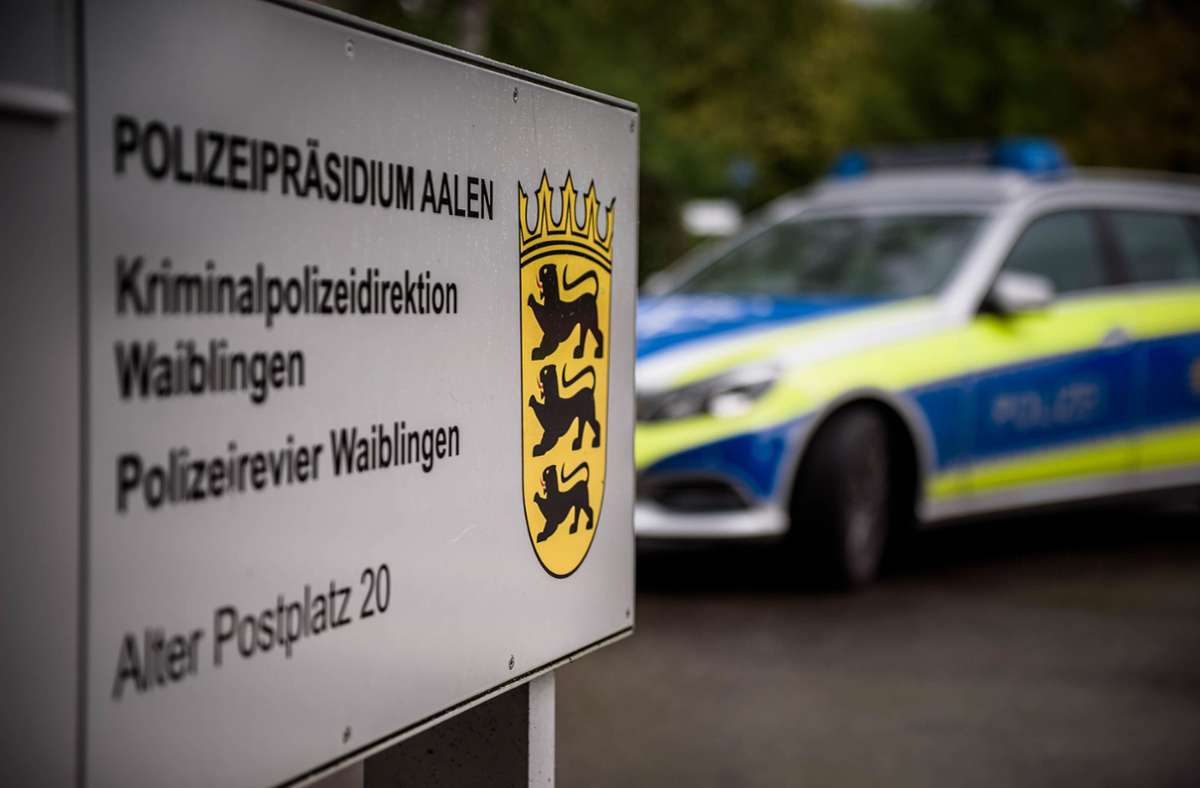 Attacke  in Fellbach: Männer greifen Autofahrer auf Parkplatz an
