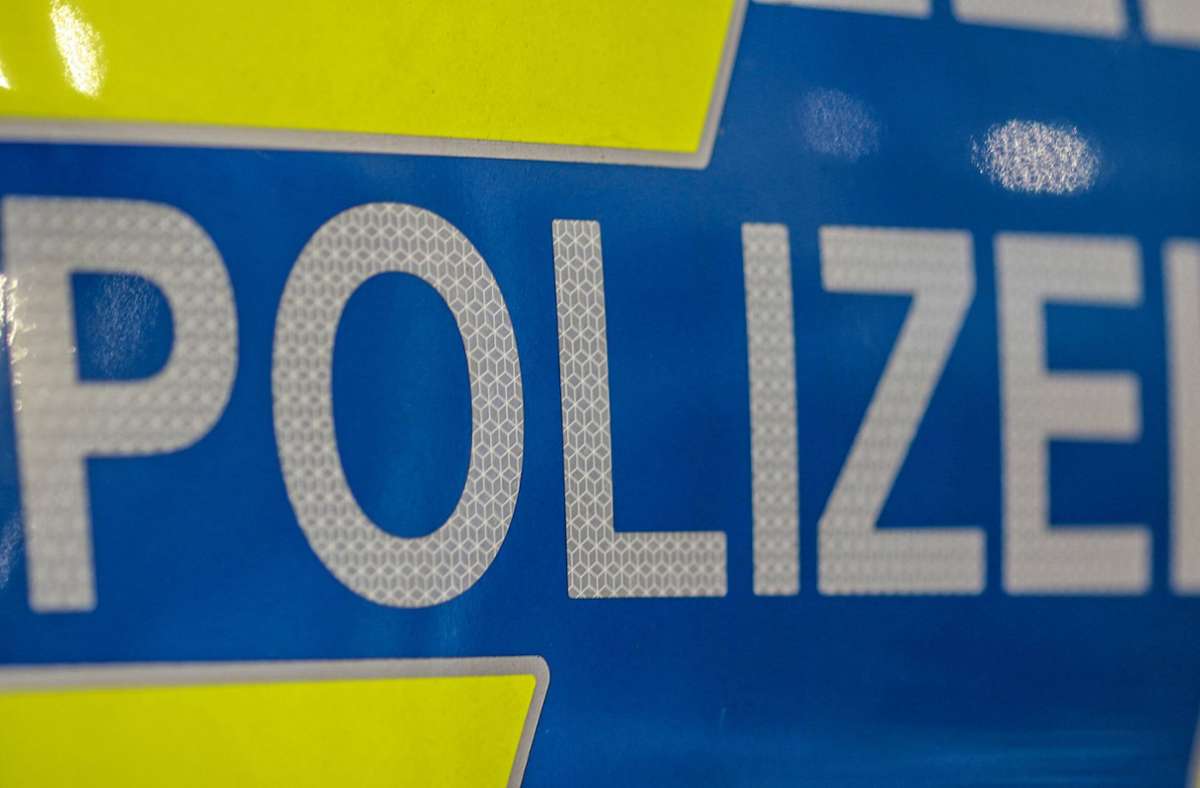 Efringen-Kirchen in Baden-Württemberg: Mutmaßlicher Reichsbürger fährt Polizisten an und verletzt ihn schwer