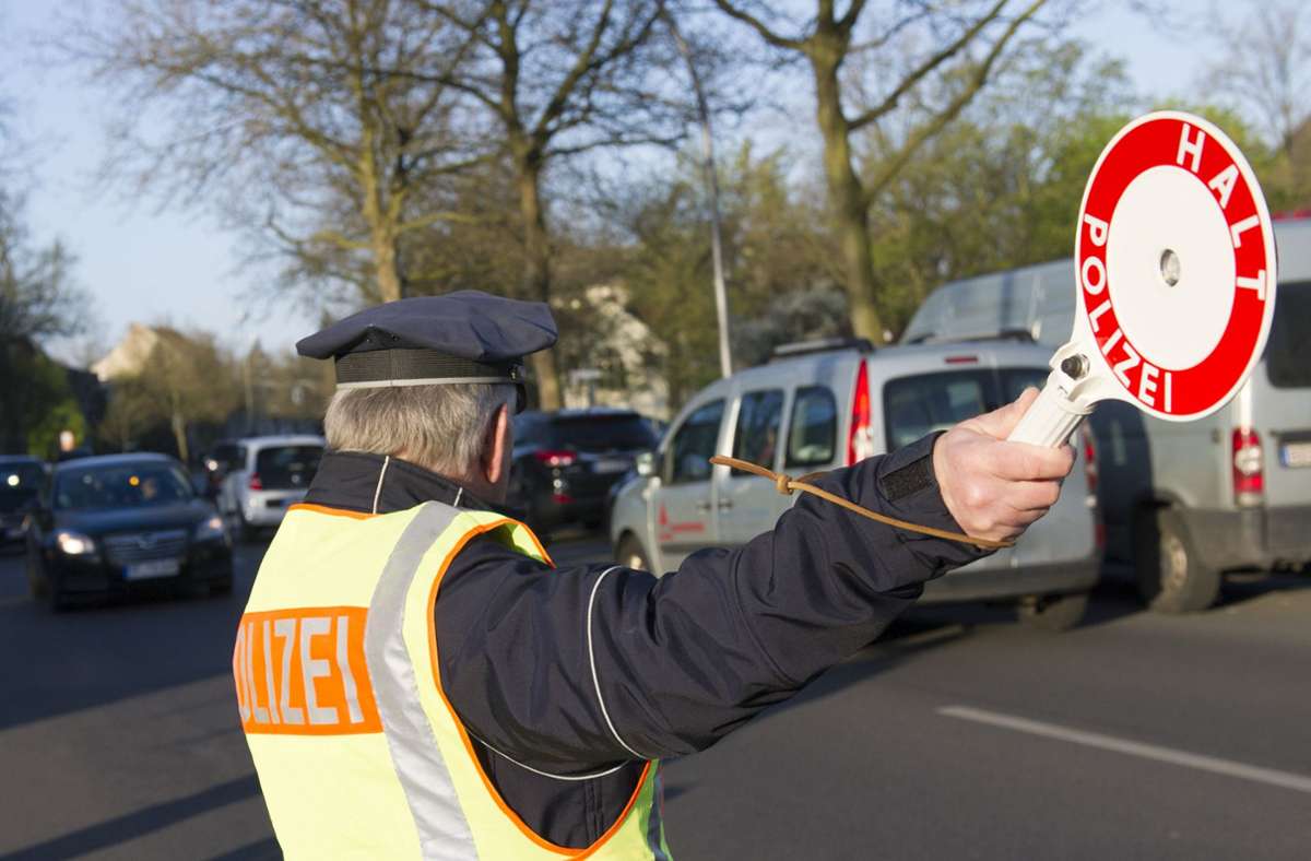 Bei Verkehrskontrolle in Leonberg: Mutmaßliche Reichsbürgerin leistet Widerstand