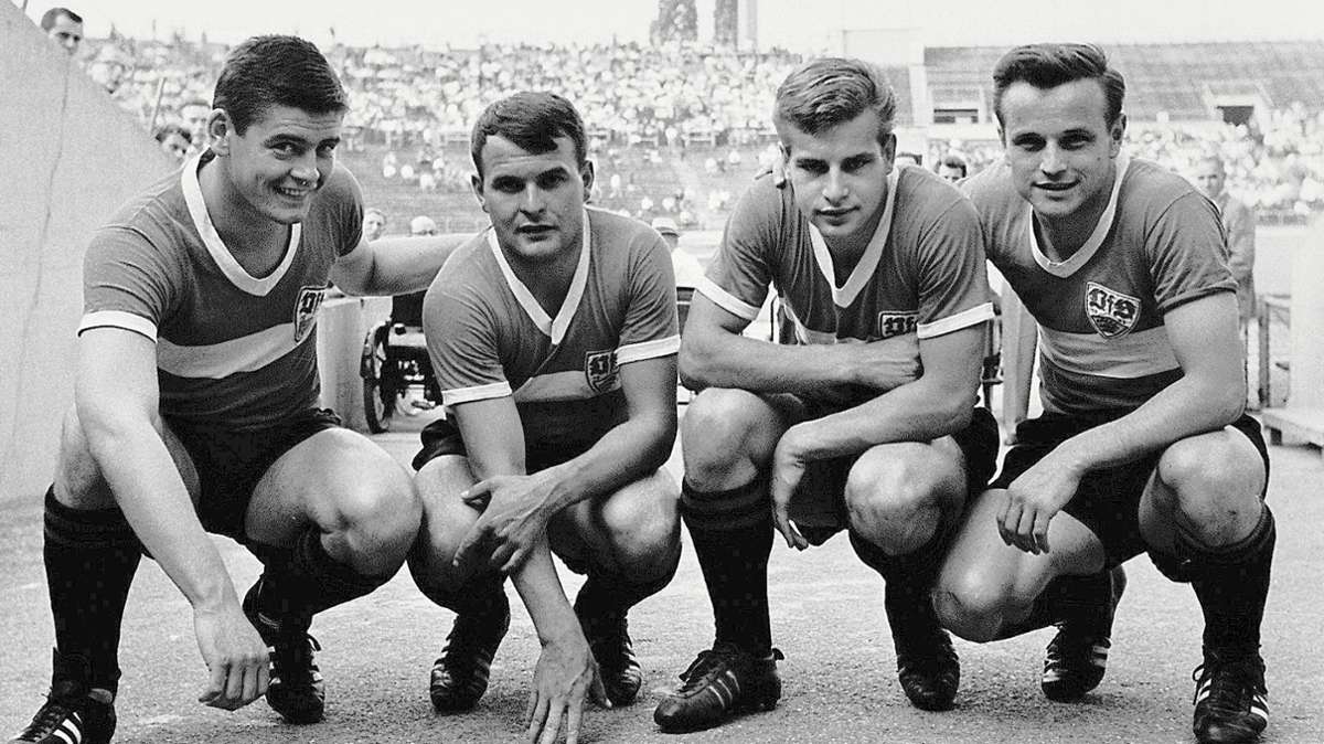 31. August 1963  –  das erste Bundesliga-Spiel Die Premiere im neu gegründeten Fußball-Oberhaus hatte der VfB in der Woche zuvor auf Schalke zwar mit 0:2 verloren, unter Druck fühlte sich deshalb vor dem ersten Heimspiel aber niemand. „Wir hatten ja gut gespielt“, sagt Rudi Entenmann (83), der damalige  rechte Läufer des VfB, „obwohl wir ein junges Team waren, sind wir ziemlich selbstbewusst gewesen. Wir waren uns sicher, dass wir im Neckarstadion gewinnen.“ Das Vertrauen in die eigene Stärke gründete sich auch auf die spielerische Klasse der Italien-Rückkehrer Rolf Geiger und Erwin Waldner, die prompt vor 40 000 Fans die Treffer beim 2:0 gegen Hertha BSC erzielten. „Für uns  war es ein besonderes Ereignis, aber kein besonderer Sieg“, erinnert sich Entenmann, „denn wir haben immer fest an uns geglaubt.“ Unser Bild zeigt das VfB-Quartett (v. li.) Gerd Menne, Rolf Geiger, Hans Arnold und Erwin Waldner im Jahr 1963.