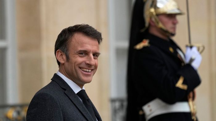 Macron zeigt sich auf Box-Bildern im Netz kämpferisch