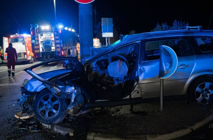 Unfall bei Renningen: Auto prallt gegen Ampel - Fahrer schwer verletzt