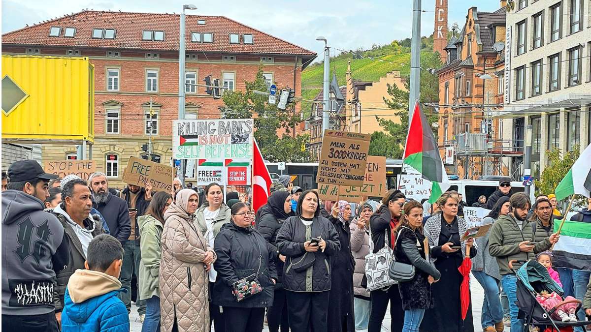 Etwa 500 Menschen forderten in Esslingen dazu auf, Palästina zu befreien.