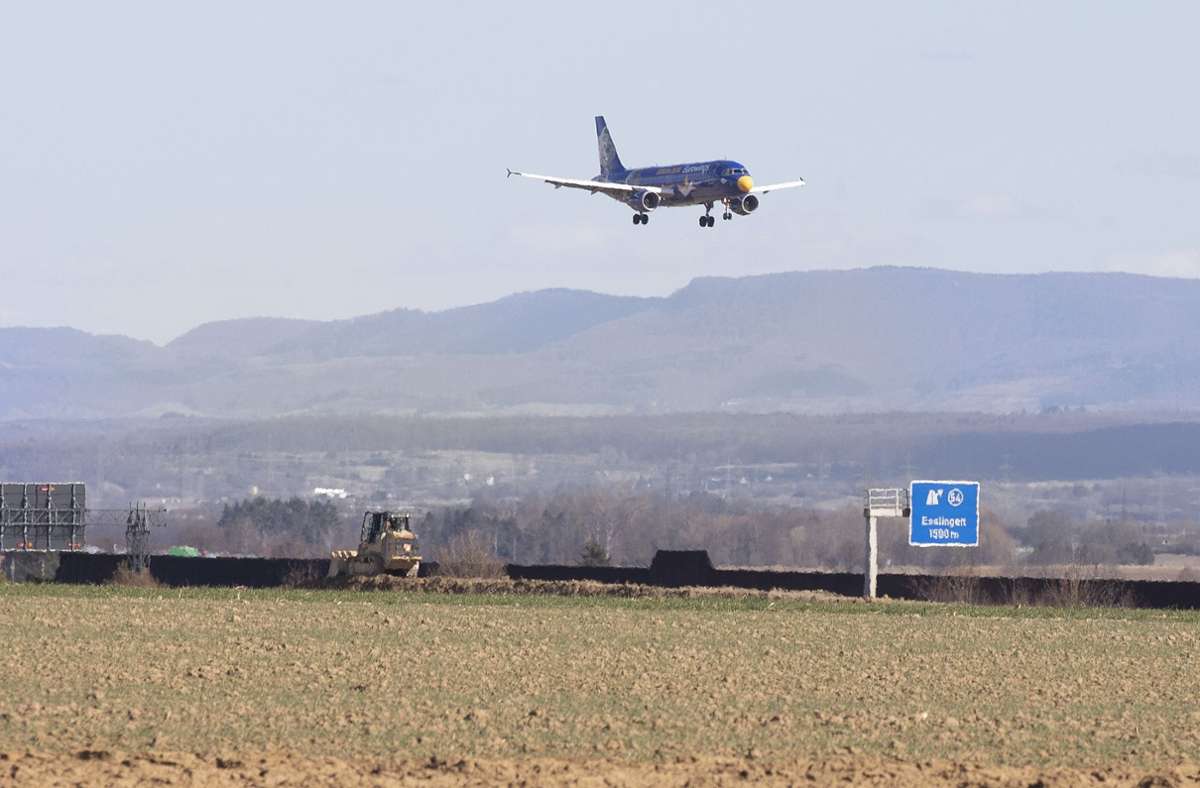 Ein Flieger setzt in Stuttgart zur Landung an. Foto: Horst Rudel