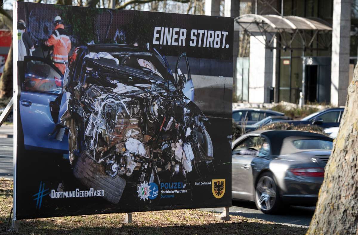 Am Dienstag stellten die Stadt Dortmund und die Polizei eine neue Plakatkampagne vor.