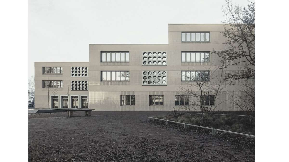 Grau mit geometrisch interessanter Fassade: Aff Architekten konzipierten die Lew-Tolstoi-Schule in Berlin und schafften es mit dem Gebäude auf die Shortlist des DAM-Preises 2024.