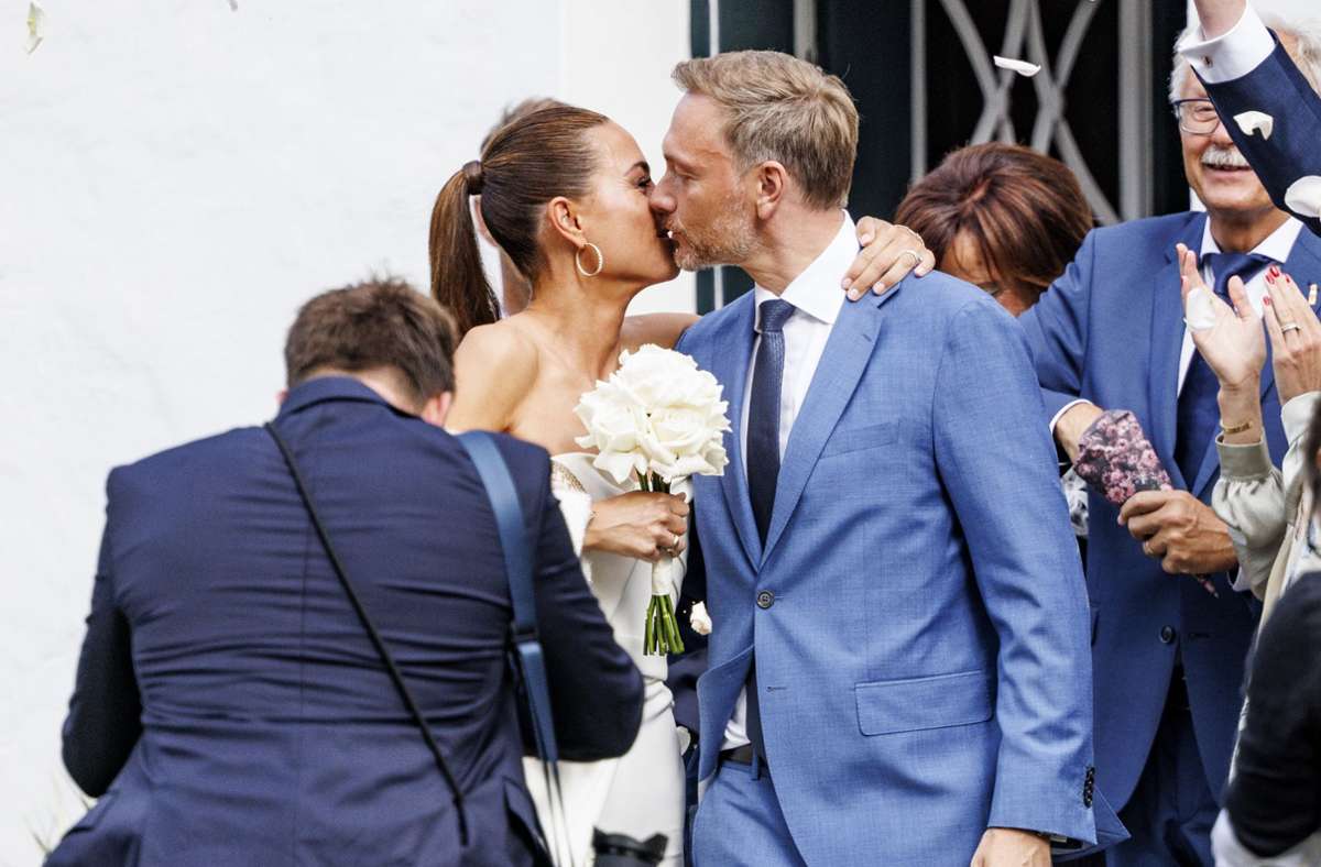Ein Kuss für die Kameras – Franca Lehfeldt und Christian Lindner nach der Trauung.