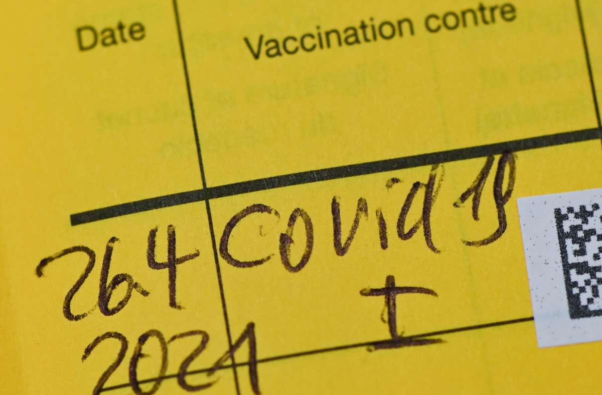 In einem Impfpass ist der Eintrag einer Erstimpfung gegen das Coronavirus zu lesen.