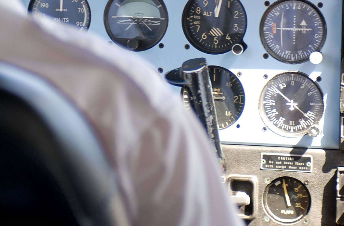 Pilot stirbt im Cockpit: Flugschülerin übernimmt Steuer von Kleinflugzeug