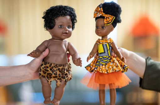Dunkelhäutig, aber Gesichtszüge einer hellhäutigen Person. Diese Puppen aus dem Spielzeugmuseum in Nürnberg sorgen für Diskussionen. Foto: dpa/Daniel Karmann